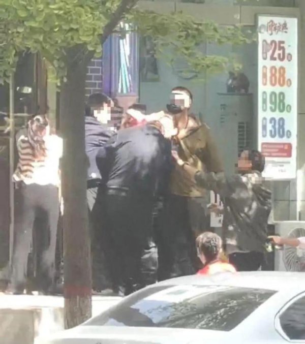 悦来网 理发店主阻拦城管撕广告，被城管队员咬伤手指：“别的店铺都在贴，为啥光撕我的？”兰州警方回应